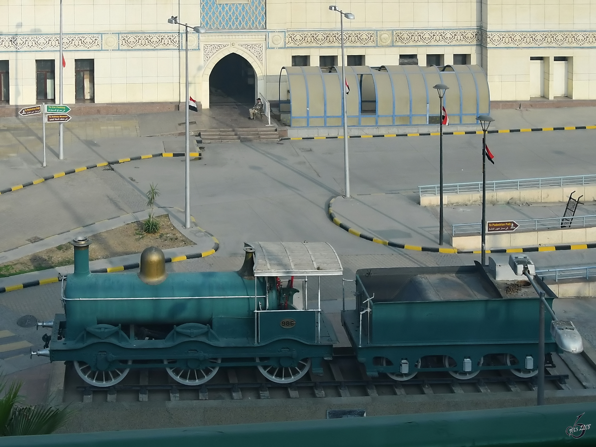 Im Dezember 2018 auf die Schnelle durch das Busfenster  erlegt . Das alte Dampfross  986  steht in Kairo vor dem Ramses-Bahnhof.