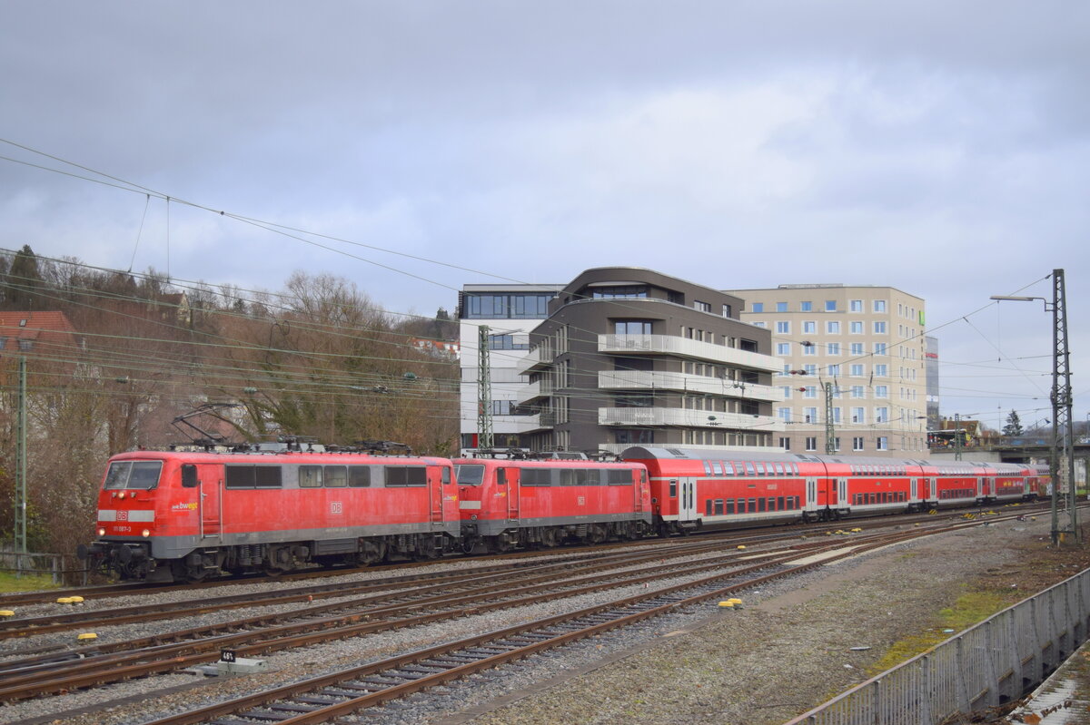 Im Dezember 2019 musste sich 111 087 neben ihrem RE auch noch mit dem Gewicht einer defekten Schwesterlok abmühen, hier bei der Einfahrt in Tübingen Hbf 
