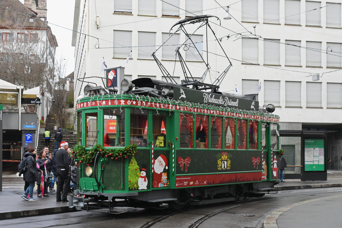 Im Dezember fährt der Be 2/2 190 als Weihnachts Tram durch Basel. An der Schifflände steigen die Kunder ein und machen eine Rundfahrt mit dem Nikolaus. Die Aufnahme stammt vom 09.12.2018.