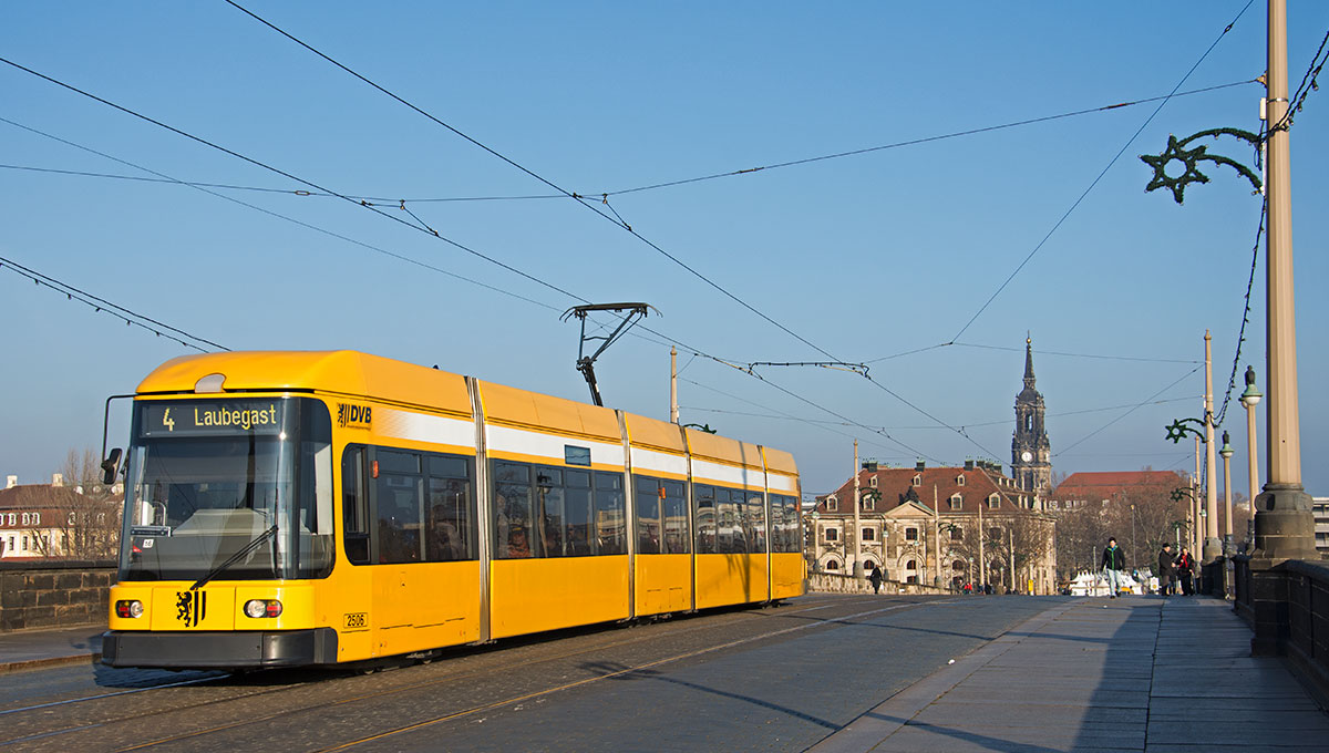 Im Dezember wurde Dresden spontan besucht und dabei enstand auch dieses Bild. 

DVB NGT6DD-ER 2506 als Linie 4 auf der Augustusbrücke, 16.12.2015. 