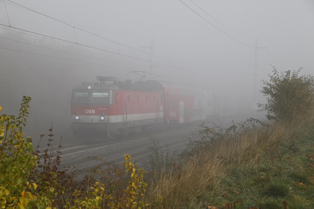 Im dichten Bodennebel fährt die 1144 218 mit einem Doppelstockwendezug bei Pfaffstätten Richtung Süden. Das Bild entstand am 6.11.2015.