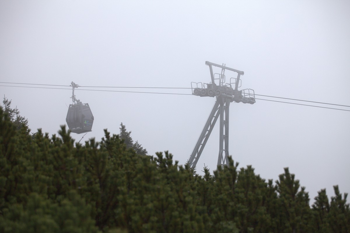 Im dichten Nebel konnte die Seilbahn zur Szezko abgelichtet werden.12.10.2015 09:36 Uhr