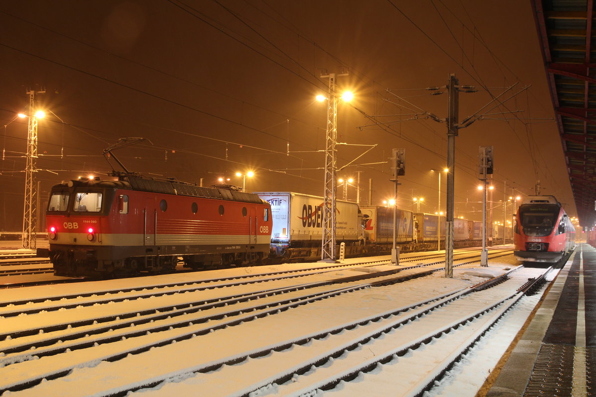 Im dichten Schneetreiben des 28.2.2020 brachte die 1116 163 die ROLA41408 von Spielfeld-Straß nach Selzthal und erhielt hier die im Bild zu sehenden 1144 090 als Schubunterstützung bis Spital am Pyhrn.
