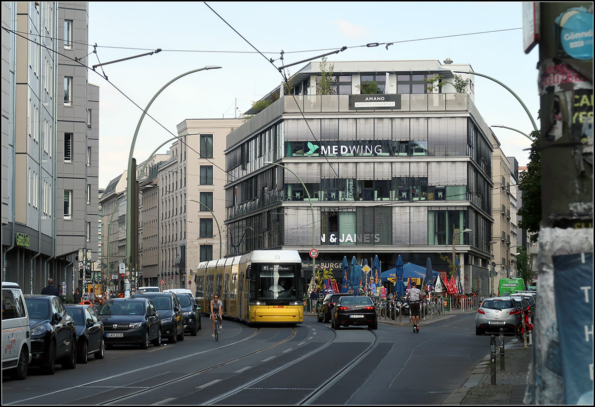 Im dichten Stadtgebiet -

Fleity Tram in Berlin auf der Rosenthaler Straße.

22.08.2019 (M)


