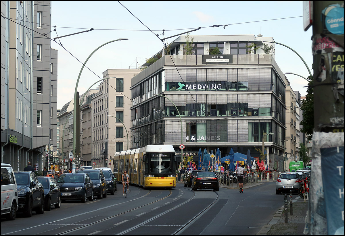 Im dichten Stadtgebiet -

Fleity Tram in Berlin auf der Rosenthaler Straße.

22.08.2019 (M)

