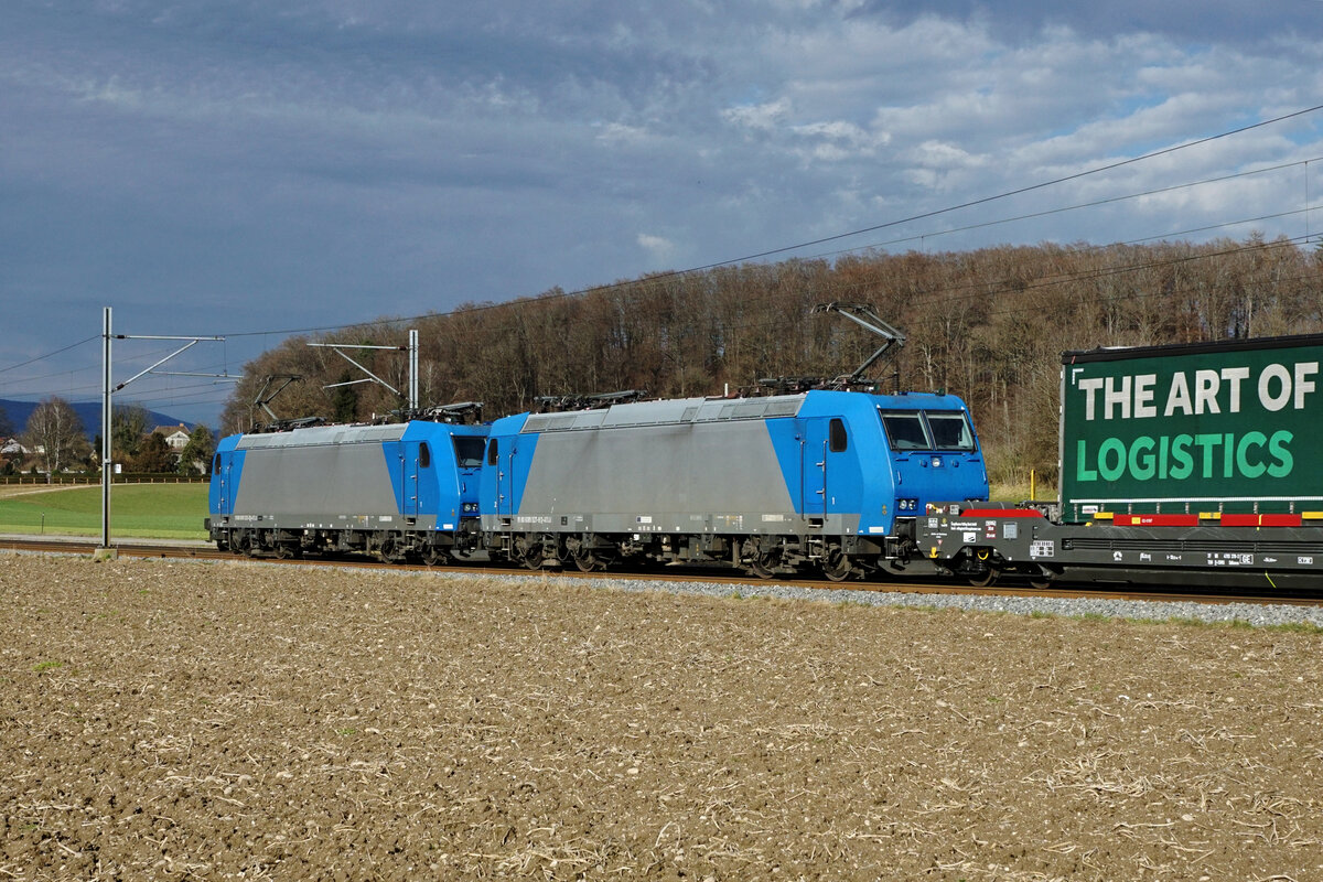 Im Dienste der BLS waren die beiden von Angel Train angemieteten R 185 aus Sicht des Bahnfotografen am 18. Februar 2022 bei Bollodingen in die falsche Richtung unterwegs.
Foto: Walter Ruetsch