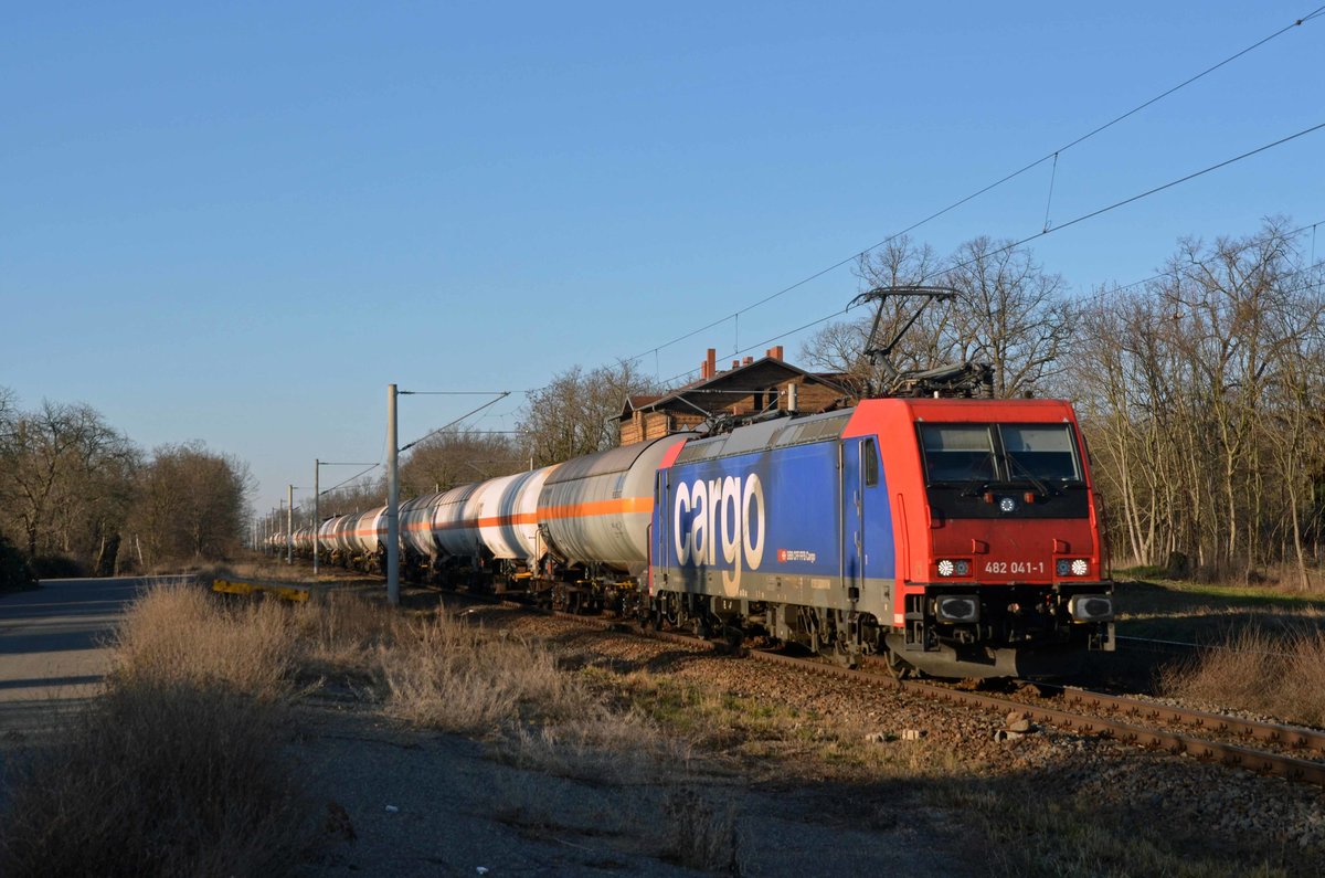 Im Dienste der Infra Leuna schleppte 482 041 am 21.02.21 einen Gaskesselwagenzug durch Raguhn Richtung Bitterfeld. Der Zug kam aus Wittenberg-Piesteritz und hatte Großkorbetha als Ziel.