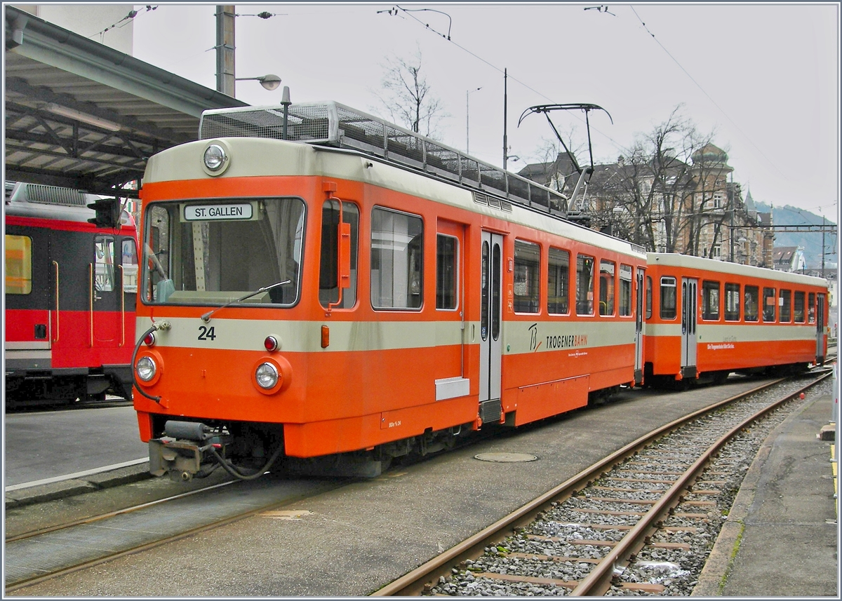 Im (digitalen) Archiv gefunden. ein lange Zeit typischer TB Zug in der ab den 1980ern Jahren von vielen Bahnen verwendeten orangen Lackierung: Der TB BDe 4/8 24 in St.Gallen.
8. Feb. 2007