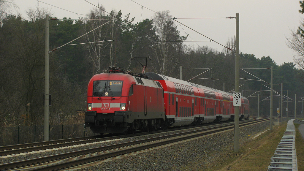 Im direkten Blockabstand dann ein RE 1-Leerpark bereits modernisiert gezogen von 182 012, welcher einen Moment warten durfte auf die Ausfahrt des Kohlenzuges aus Gleis 3. 07.03.13 