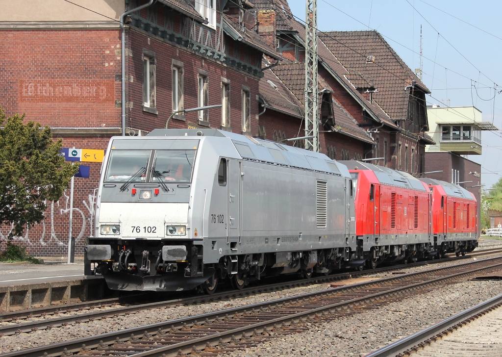 Im Direktvergleich wirken die DB 245er doch recht wuchtig. 76 102, 245 001-3 und 002-1 auf Rckfahrt Richtung Kassel. Aufgenommen am 08.05.2013 in Eichenberg.