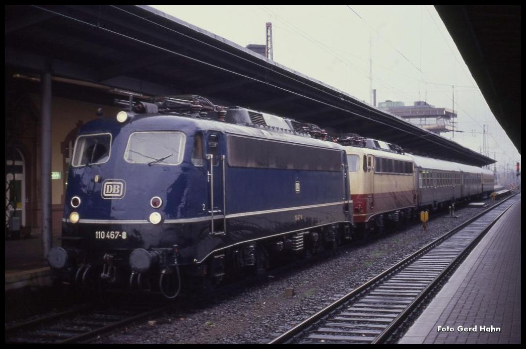Im Doppel kamen 110467 noch in Blau und 114485 in beige rot mit dem E 3378 aus Bremen am 17.11.1990 um 13.23 Uhr auf Gleis 1 in Osnabrück Hauptbahnhof an.