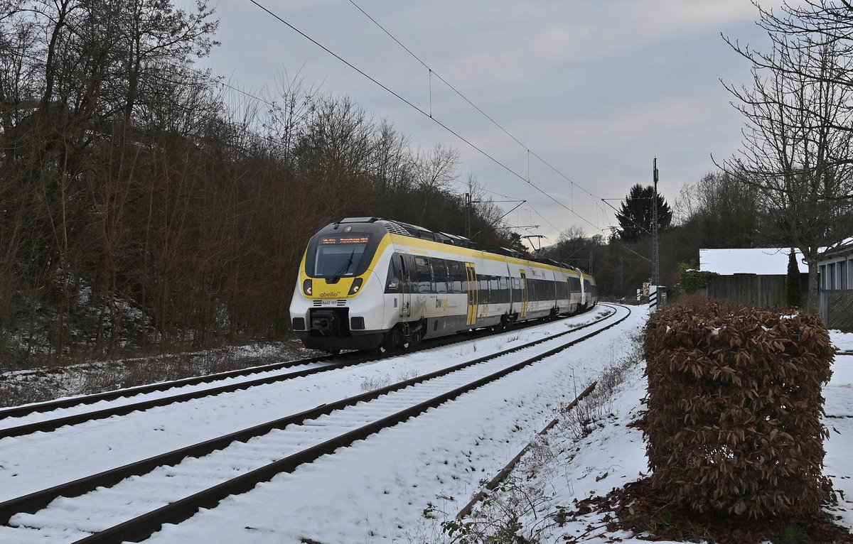 Im Doppel kommen die beiden Abellio Triebwagen 8442 101/601 und 8442 108/608 als RE 10a nach Mannheim. Neckargerach am 15.1.2021