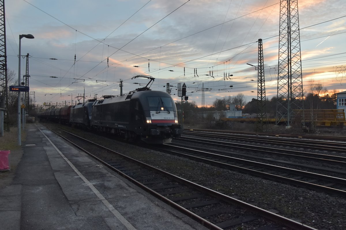 Im Doppel kommt ein langer Güterzug von der 182 014 von MRCE aus Richtung Lintorf am HP Entenfang vorbei gefahren. 28.1.2017