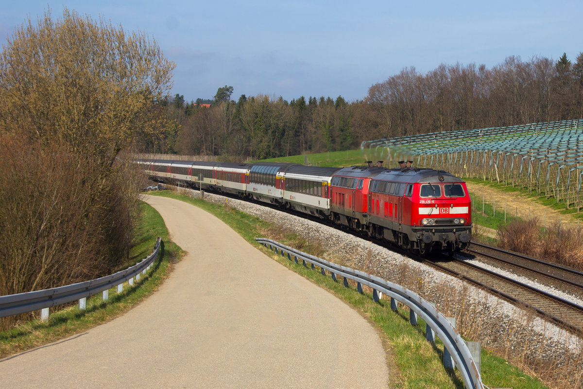 Im Doppelpack zieht 218 416-6 den Eurocity Zürich-München ins Allgäu aus Lindau kommend. 25.3.17