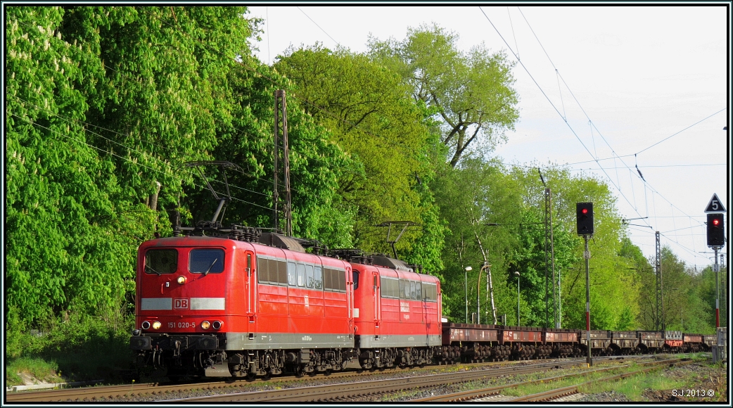 Im Doppeltraktion unterwegs bei Lintorf Ratingen,zwei 151 ger mit schwerer Last am Haken auf den Weg ins Ruhrgebiet Anfang Mai 2013.