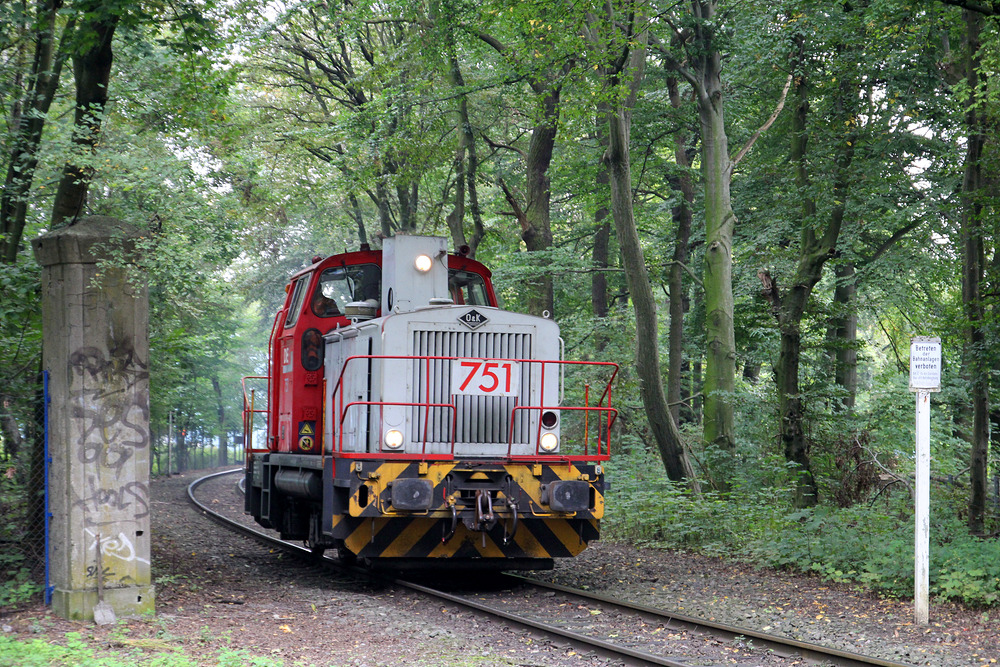 Im Dortmunder Fredenbaumpark wurde Lok 751 der Dortmunder Eisenbahn auf dem Weg zum Hafen dokumentiert.
Aufnahmedatum: 05.09.2014