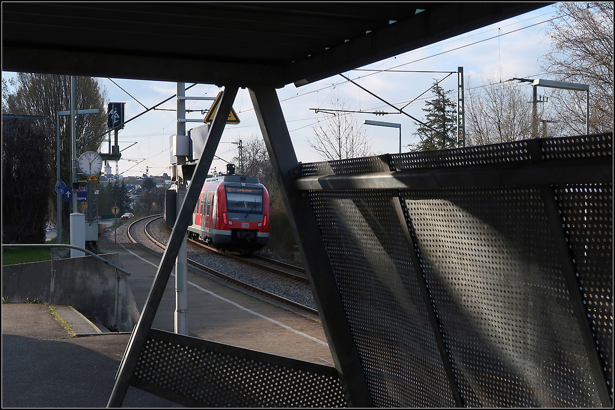Im Dreieck des Fahrradunterstandes -

Abfahrt einer S-Bahn in Richtung Stuttgart in der Station Rommelshauen.
Ein bisschen Bahnfotografie beim Hundespaziergang. 

31.03.2020 (M)
