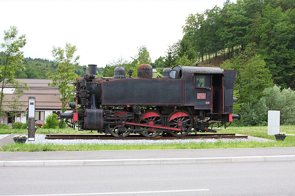 Im ehemaligen Bergwerkdorf Kremlj hat man zur Erinnerung eine Dampflok als
Denkmal aufgestellt. Die Aufnahme der 62-037 von Djuro Djakovec entstand am 23.5.2011.