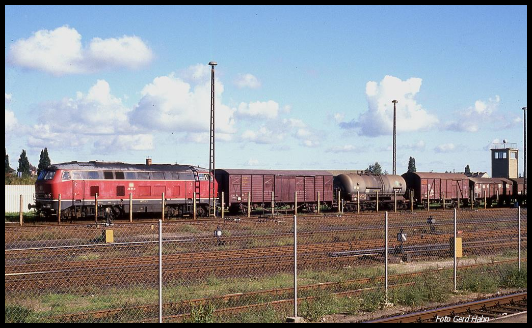 Im ehemaligen Grenzbahnhof Oebisfelde der DDR steht hier am 16.9.1990 DB 216181 vor einem Güterzug in Richtung Wolfsburg. Im Hintergrund ist noch einer der Wachtürme im Bahnhofsbereich zu sehen, der zu diesem Zeitpunkt aber zum Glück nicht mehr genutzt wurde. Fotografieren war nach der Wende hier kein Problem mehr.