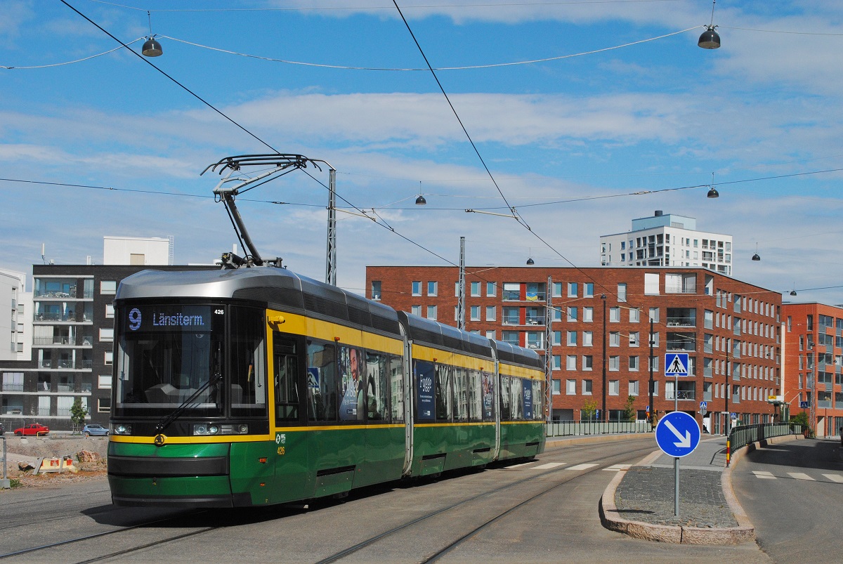 Im ehemaligen Hafengebiet Länsisatama entstehen neue verkehrsberuhigte Wohnviertel, die bereits von der Straßenbahn erschlossen werden. Am Vormittag des 08.06.2023 verläßt der Tw.426 die Haltestelle Kanariankatu.