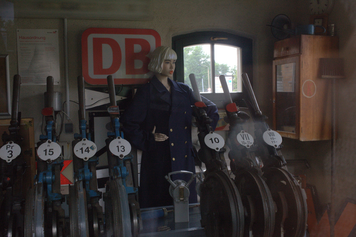 Im ehemaligen Toilettenhäuschen (?) Bahnhof Ortrand befindet sich ein Minieisenbahnmuseum, ein Blick durch die Scheibe zeigt eine Hebelbank und eine Stellwerksmieze. 01.07.2017  12:57 Uhr.