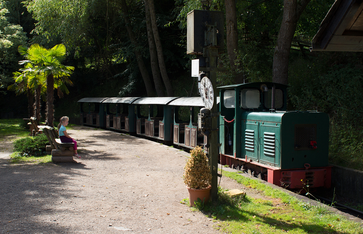 Im Eifelzoo in Lünebach gibt es eine aktive Feldbahn, welche eine Runde durch einen Großteil des Geländes mit Zwischenhalt zum Wild füttern fährt. 

Anderthalb Stunden noch - dann ist um 13:00 Uhr die Abfahrtszeit der Ns2f gekommen. Meine Tochter nahm schonmal auf der Wartebank Platz. Doch die Zwischenzeit wurde dann doch zum weiteren Bestaunen exotischer Tiere und ein Eis genutzt. (26.08.15)