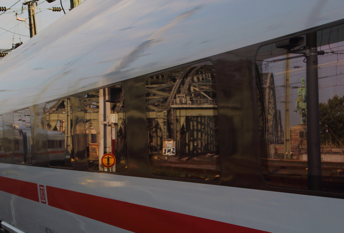 Im einfahrenden 407 016-9 als ICE 712 (Stuttgart Hbf - Köln Hbf) spiegelt sich die Hohenzollernbrücke, die der Zug gerade verlassen hat.

Köln Hbf, 31. Augsut 2016