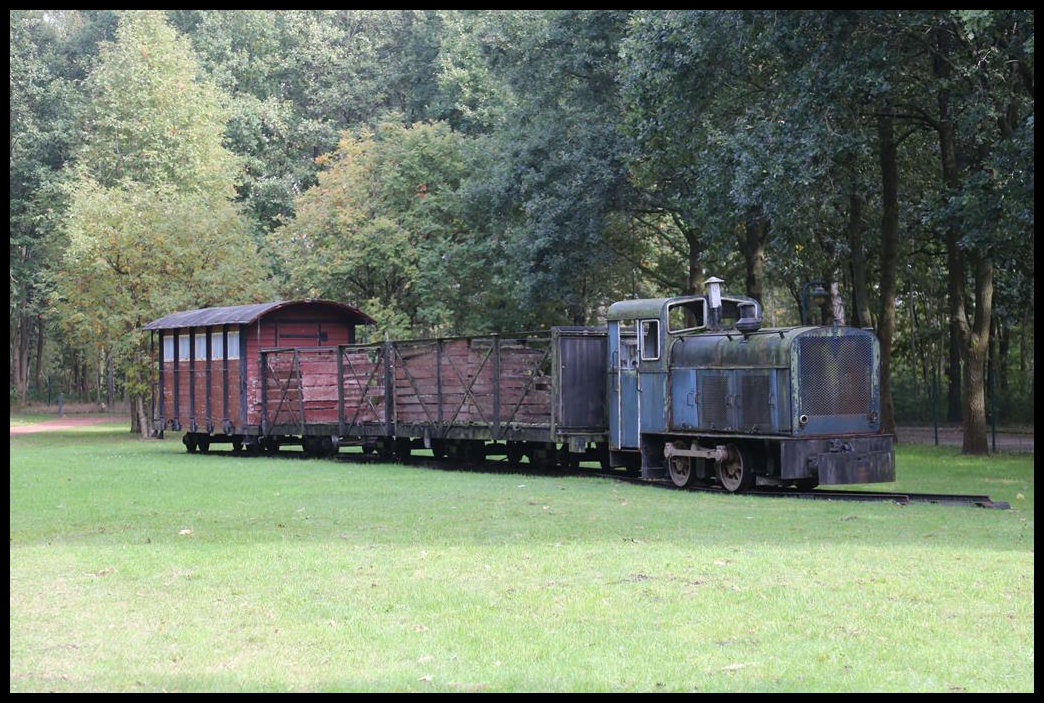 Im eingezäunten Freigelände des Moormuseum Geeste - Hesepe steht dieser alte Torfbahn Zug. Neben der motorlosen Diesellok besteht er aus ehemaligen Güterwagen für den Torftransport und einem Personenwagen. Die Aufnahme entstand beim Besuch des Museums am 25.9.2019.