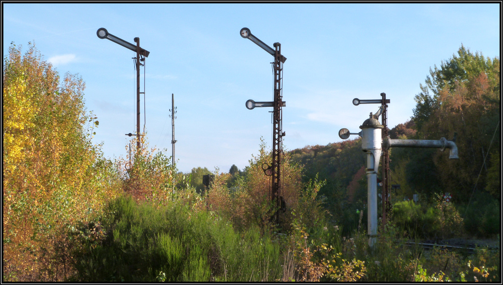 Im Einklang mit der Natur bot sich dieses Motiv am 26.Okt.2015 an.Es zeigt den alten Wasserkran sowie die Ausfahrtssignale vom Bahnhof Raeren in Belgien an der ehemaligen Vennbahn.Das Gelände ist frei zugänglich.
