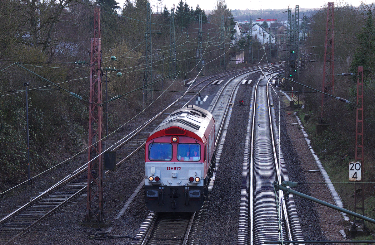 Im Einsatz für die HGK...ist Class 66 DE672.
Die Lok hatte auch schon andere Farbvarianten.
Ursprünglich gehörte die Lok der HSBC Rail.
Zur Zeit läuft sie unter der Nummer: 92 80 1266 072-8 D-HGK
Die Lok ist von Saarbrücken nach Trier unterwegs um einen Kesselwagenzug abzuholen.
16.02.2014 bei Ensdorf - Bahnstrecke 3230 Saarbrücken - Karthaus