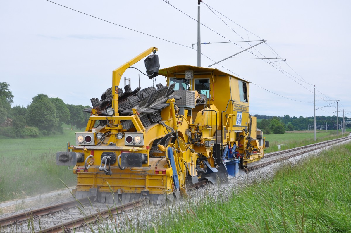 Im Einsatz zwischen Stumpfenbach und Deutenhofen ist die Universalschlotterverteil- und Planiermaschine SSP 110 SW von Plasser & Theurer am 31.05.2015.