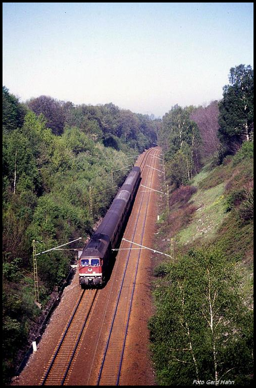 Im Einschnitt bei Oberau war am 3.5.1990 um 9.13 Uhr die Ludmilla 132212 mit dem D 485 nach Dresden unterwegs.