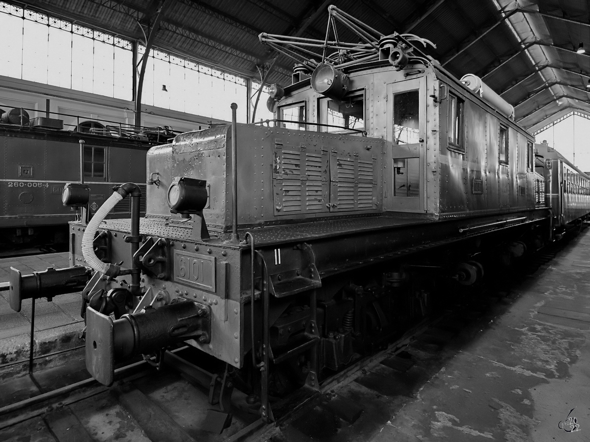 Im Eisenbahnmuseum Madrid wird die 1924 gebaute Elektrolokomotive 6101 (261-001-2) ausgestellt. (November 2022)