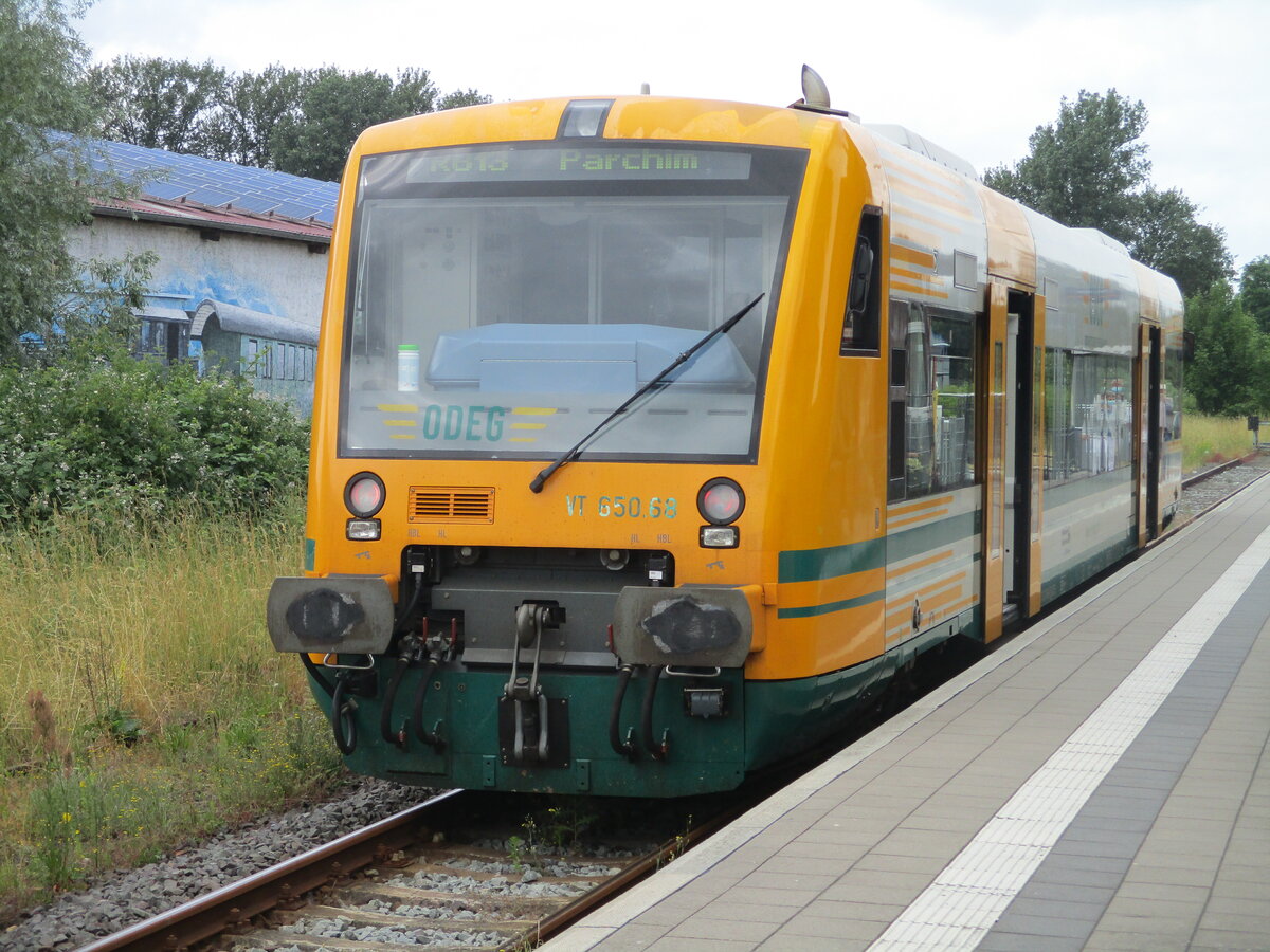 Im Endbahnhof Rehna stand,am 23.Juni 2021,der ODEG VT650.68.