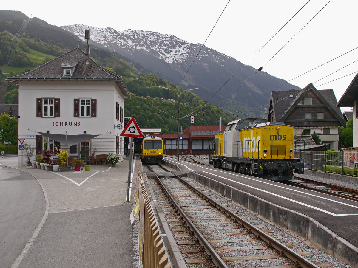 Im Endbahnhof Schruns der Montafonerbahn Bludenz-Schruns (MBS) steht links der Triebzug MBS-ES10 222+ET10 122 bereit zur Fahrt nach Bludenz, während rechts die Diesellok  MBS-V10 017 für den Einsatz im Güterverkehr bereitsteht.

2016-05-11 Schruns  