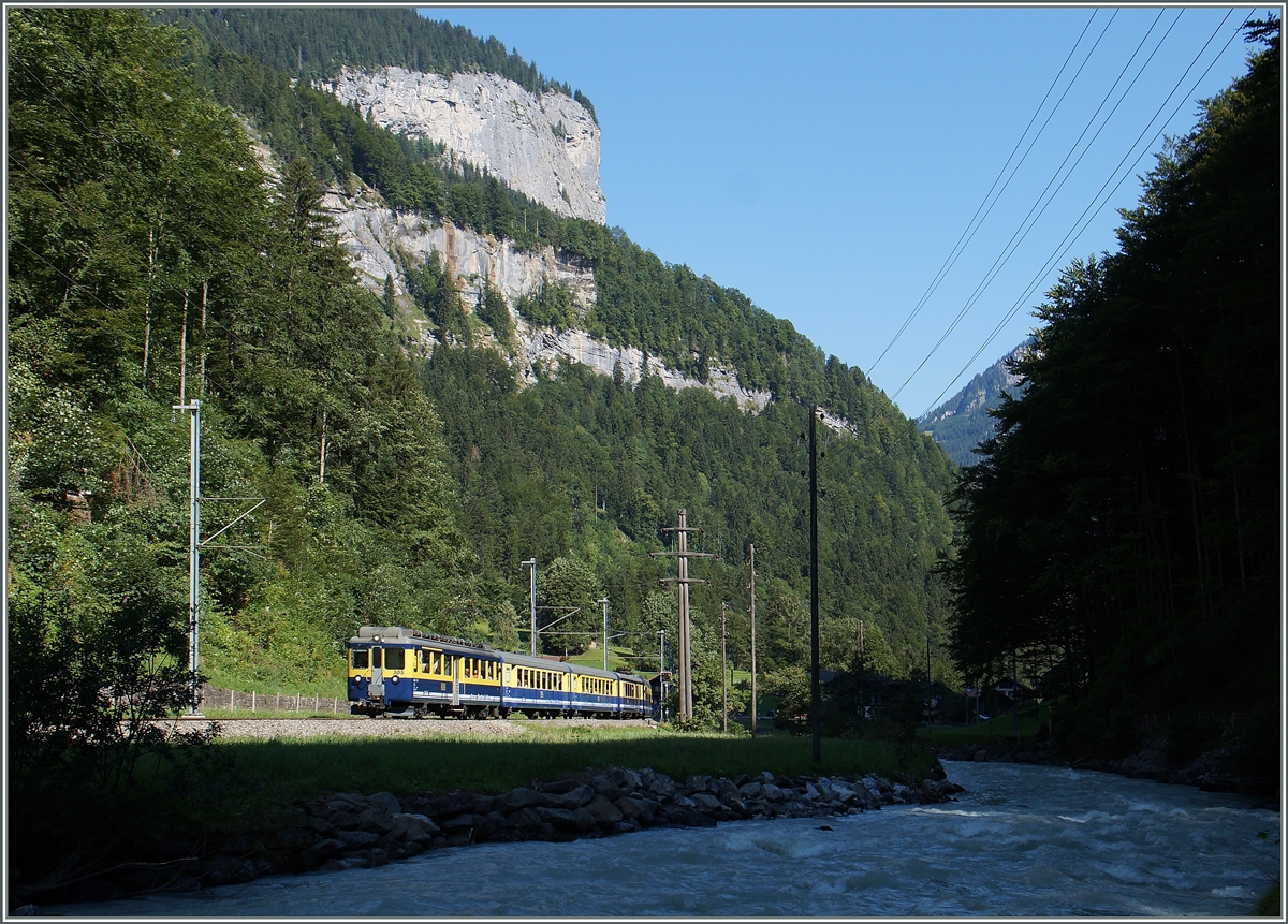 Im engen Tal bei Sandweid hält sich der Schatten fast bis zum Mittag.
Doch der BOB Regionalzug 153 nach Lauterbrunnen mit dem ABeh 4/4 305 an der Spitze hat den Schatten schon hinter sich gelassen.
7. August 2015