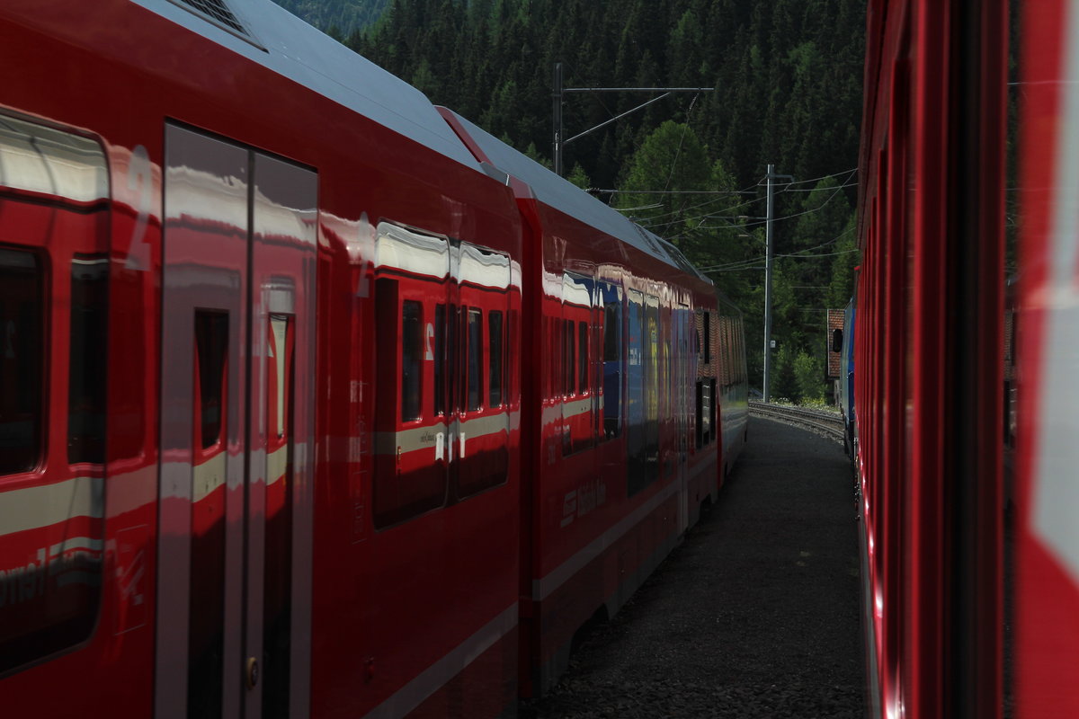 Im entgegenkommenden Albula Gliederzug spiegelt sich unser RE1121 (Chur - St.Moritz)

Preda, 15. August 2017