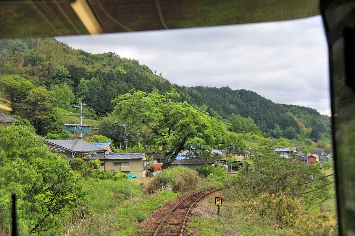 Im Erdbebengebiet von Zentral-Kyûshû: Vom Dieseltriebwagen aus sieht man wie fast alle Häuser schwere Schäden am Dach haben. Zwischen Shônai und Tenjinyama im Osten der Insel Kyûshû, auf der Fahrt in die Stadt Ôita hinunter, 6.Mai 2016. KYÛDAI-HAUPTLINIE 