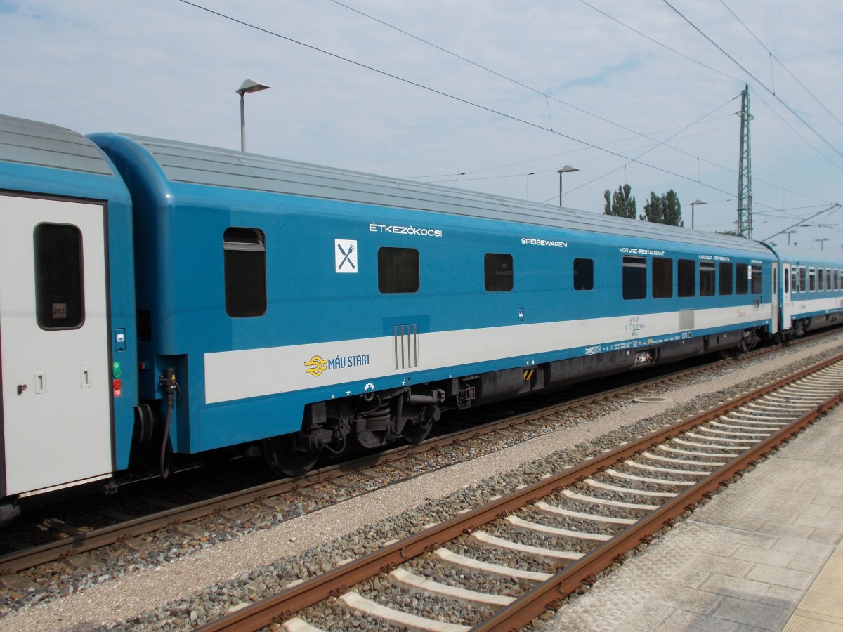 Im Ersatzzug nach Dresden,für den EC 379,war,am 27.Juli 2014,der ungarische Speisewagen WRmz 61 55 88-91 108-6 eingereiht.Aufnahme in Bergen/Rügen.
