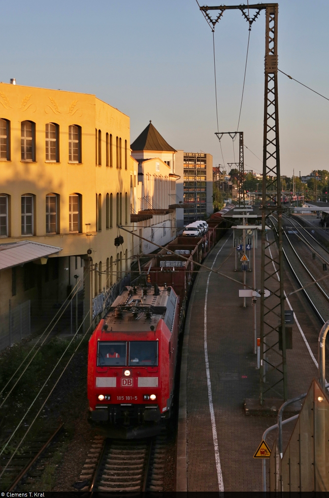 Im ersten Licht des Tages durchfährt ein gemischter Gz mit 185 181-5 den Bahnhof Ludwigsburg auf Gleis 5 Richtung Kornwestheim.
Aufgenommen vom Franck-Steg.

🧰 DB Cargo
🕓 31.7.2021 | 6:35 Uhr