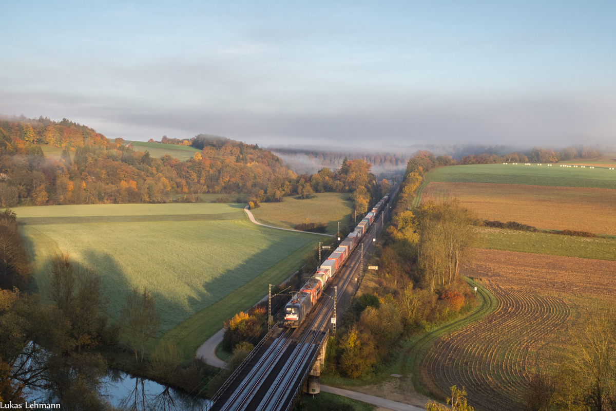 Im ersten Morgenlicht zeigten sich zwei Taurus, einer davon der Flammentaurus und zogen einen KLV durch Dollnstein in Richtung Ingolstadt, 14.10.17