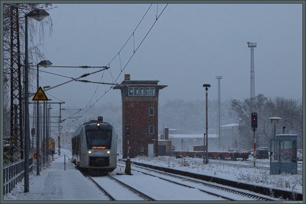 Im ersten Schnee des neuen Jahres fährt der Abellio-Lint 1648 940 im Bahnhof Blankenburg ein. (03.01.2021)