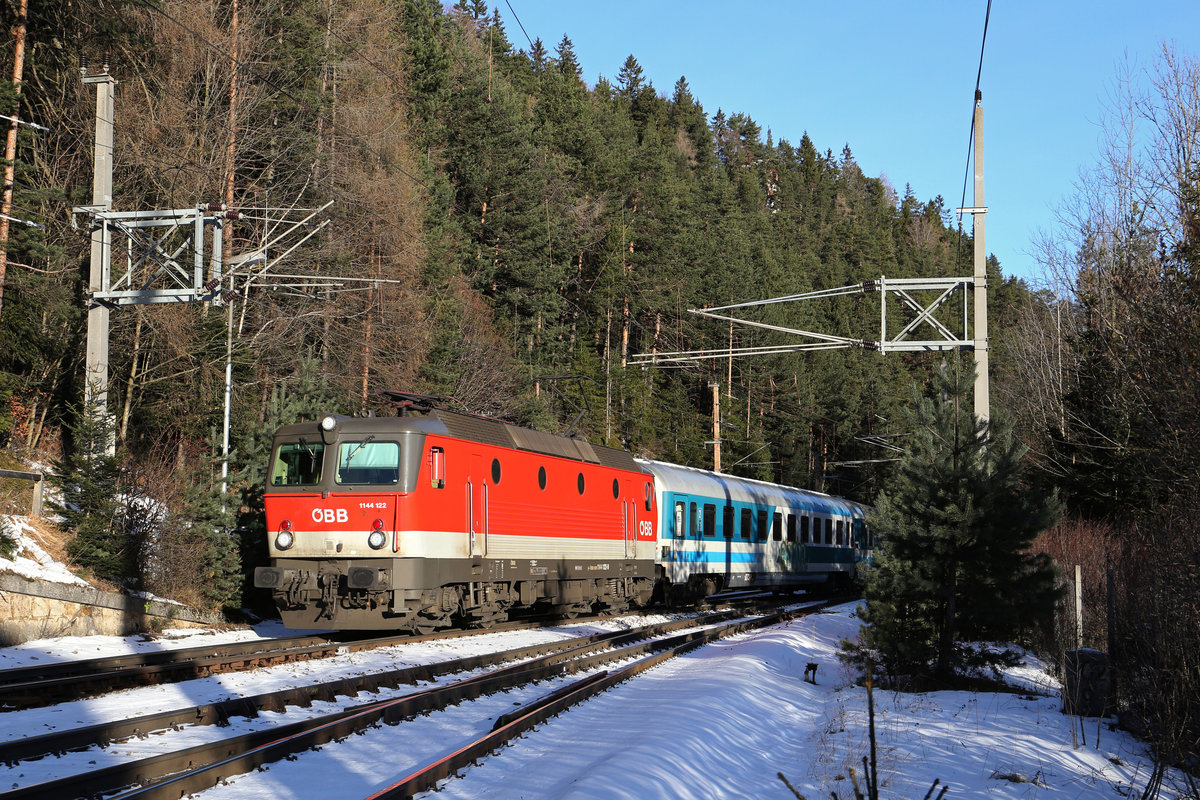 Im den ersten Sonnenstrahlen fährt 1144.122 mit EC-151 in den Bhf.Semmering ein. 10.12.17