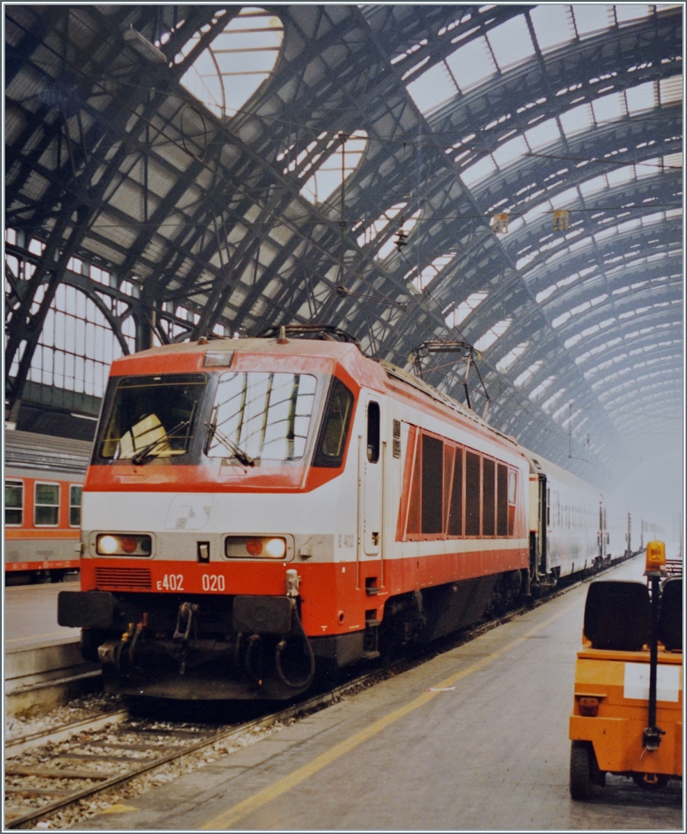 Im etwas eingenebelten Bahnhof von Milano Centrale ist die FS Trenitalia E 402 020 mit einem IC eingetroffen. 

Analogbild vom Februar 1999