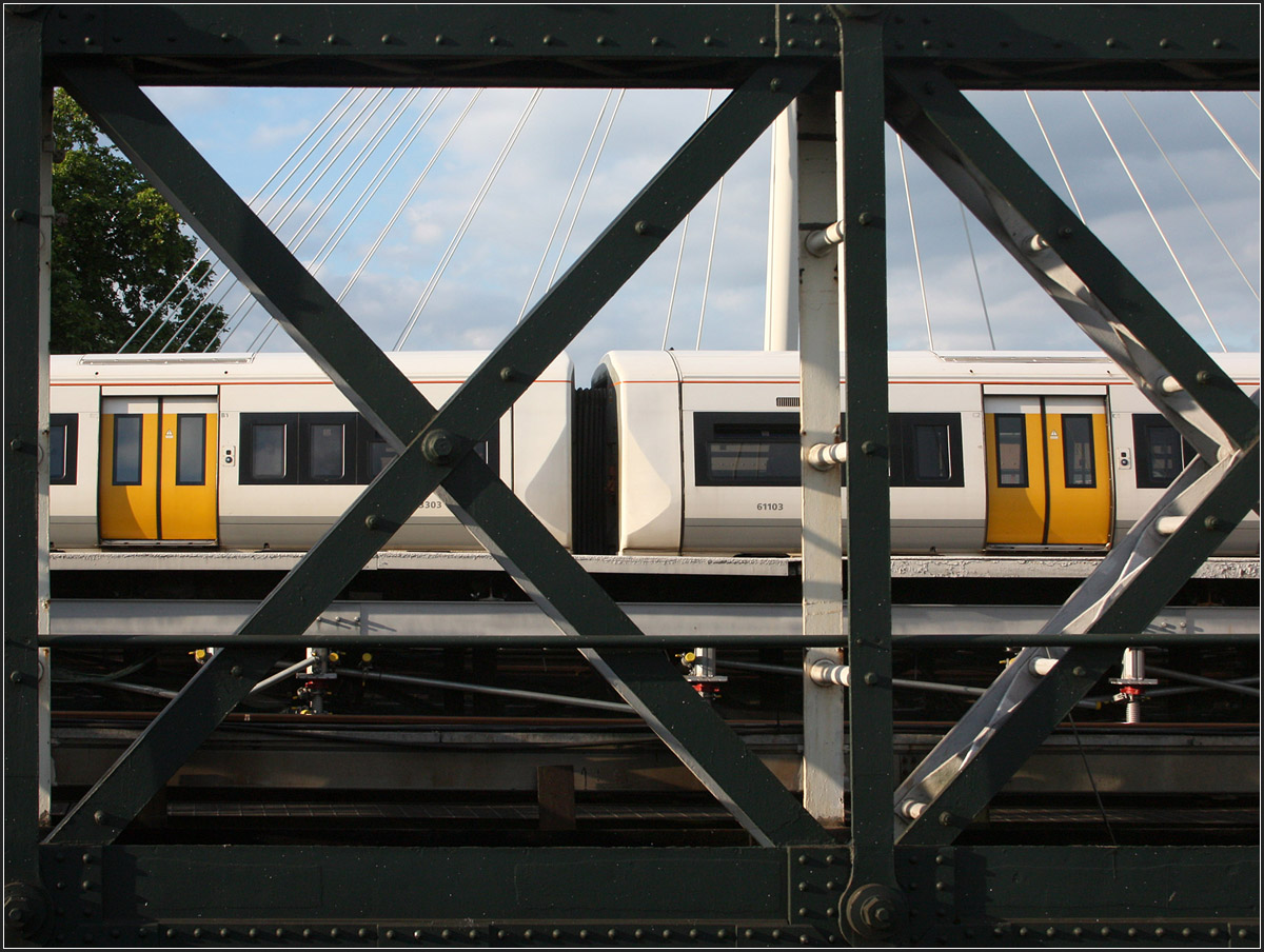 Im Fachwerk -

Ein Class 376-Triebzug der South Eastern auf der Hungerford Bridge beim Bahnhof Charing Cross in London. 

23.06.2015 (M)