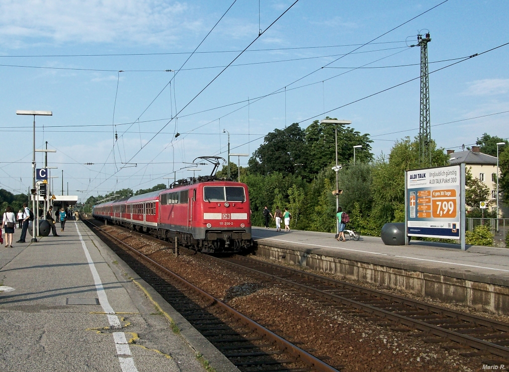 Im Fahrplanjahr 2013 wurde ein 440-Umlauf des Donau-Isar-Express durch n-Wagen mit BR111-Sandwichbespannung ersetzt. Um 7:48 machte sich hier 111 017 und 111 200 auf den Weg nach München Hbf. Aufgenommen in Freising am 18.7.13 