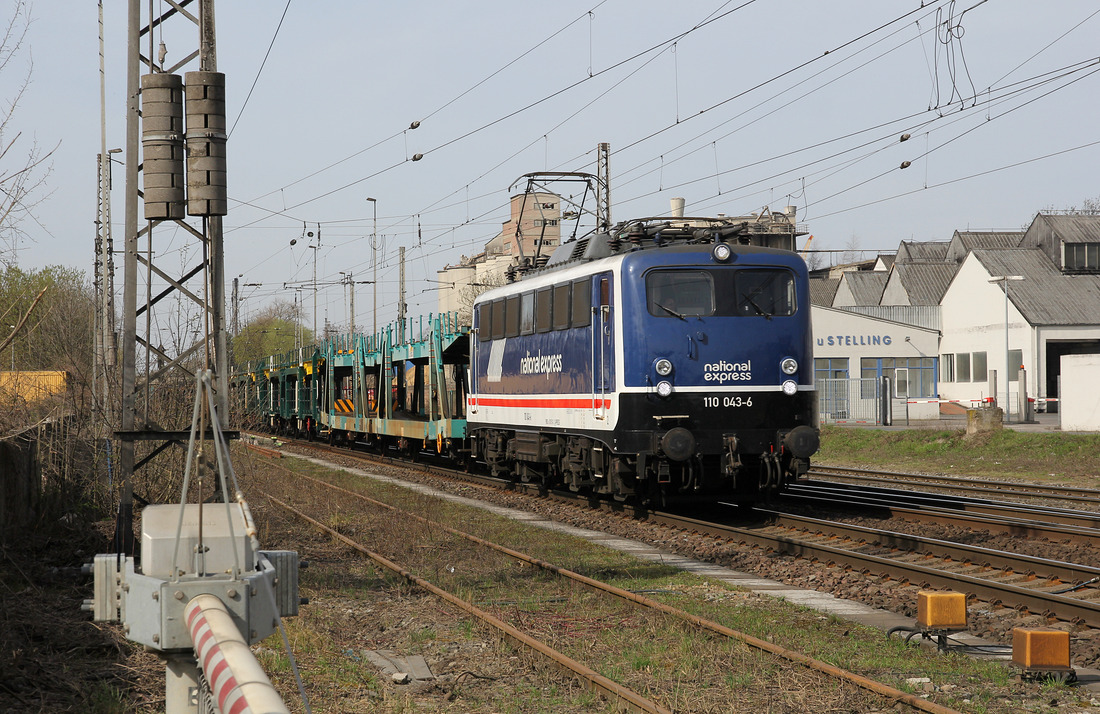 Im Farbkleid von National Express ist 110 043 unterwegs, jedoch bei der Press eingestellt.
Aufgenommen am 31. März 2017 in Hannover-Misburg.