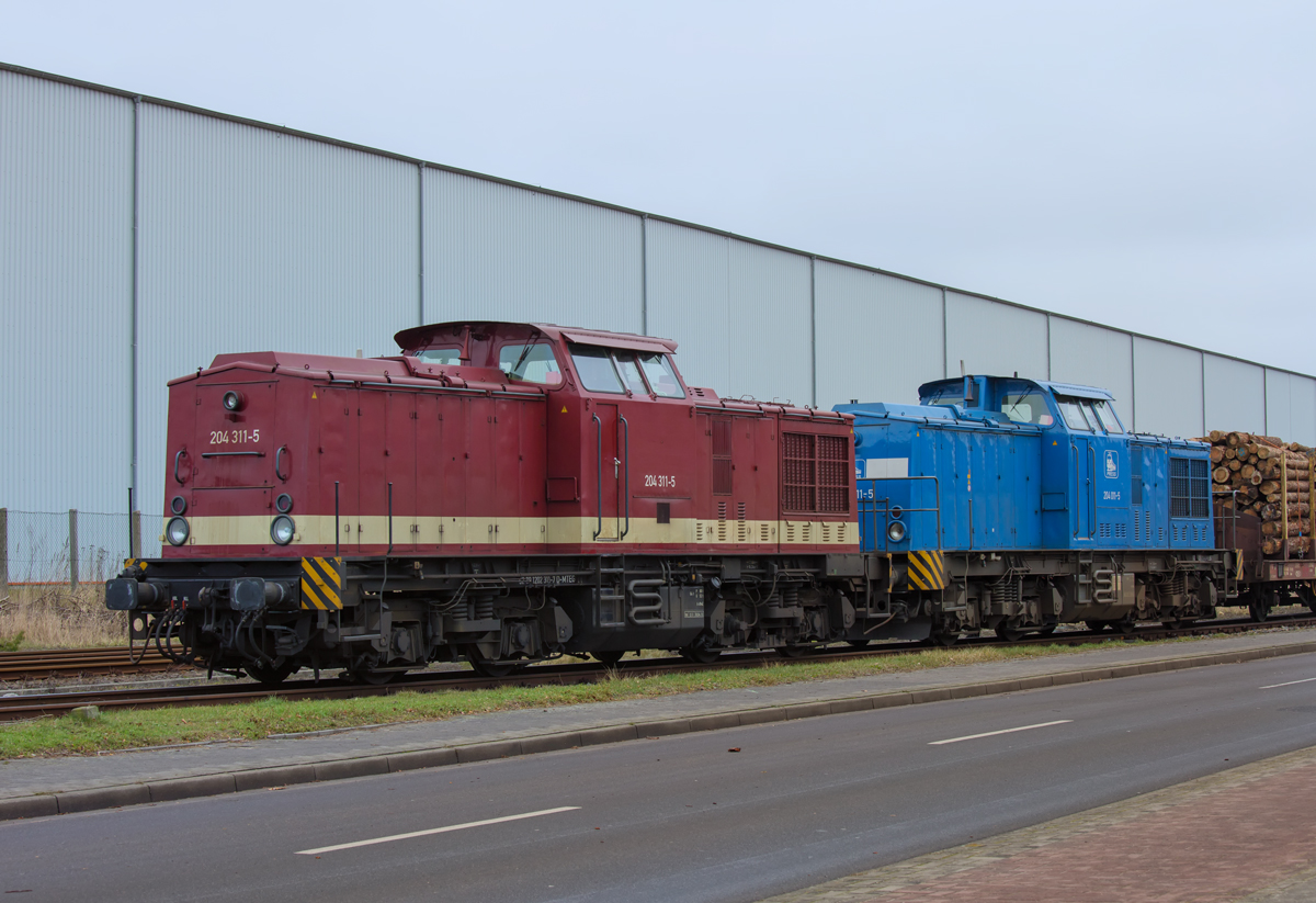Im Farbmix die 204er BR (ehm. BR 202 und 203) der MTEG und der Press mit einem Holzzug auf dem Torgelower Nebengleis. - 26.01.2015
