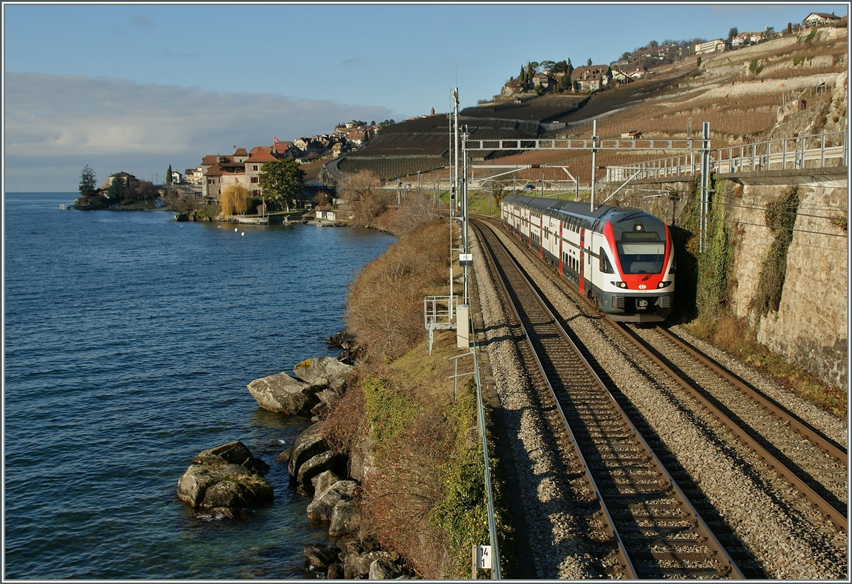 Im fast letzten Sonnenlicht dieses Jahres zeigt sich der SBB RABe 511 114 zwischen Rivaz und St-Saphorin.
30. Dez. 2013
