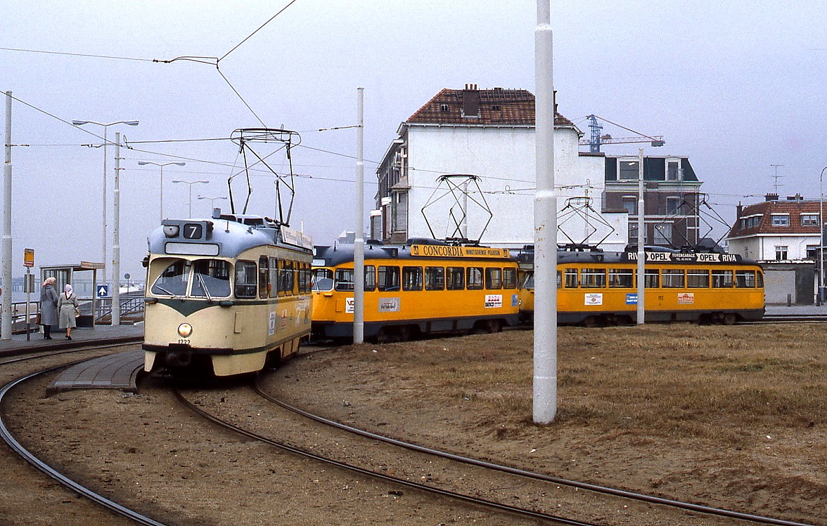 Im Februar 1980 wartet der Den Haager PCC-Triebwagen 1222 als Linie 7 in der Endhaltestelle Scheveningen Strandweg auf Fahrgäste, im Gegensatz zu den dahinter stehenden Triebwagen der Linie 9 ist er noch beige lackiert. Von diesen Triebwagen mit ungeteilten Fenstern beschaffte die HTM über 200 Exemplare, die bis 1993 durch Gelenkwagen ersetzt wurden.